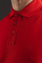 Polo OTTO Basic rojo – primer plano de cuello, botones y logo