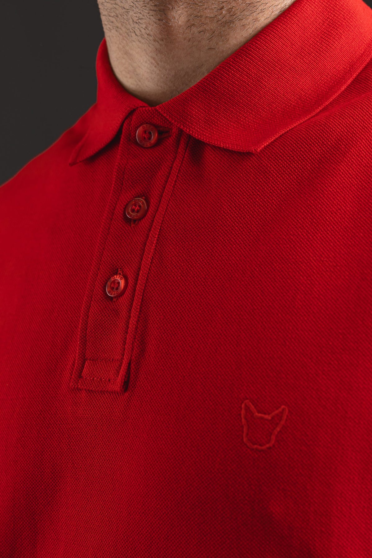 Polo OTTO Basic rojo – primer plano de cuello, botones y logo
