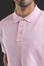 Polo OTTO New Basic rosa – primer plano de cuello, botones y logo blanco