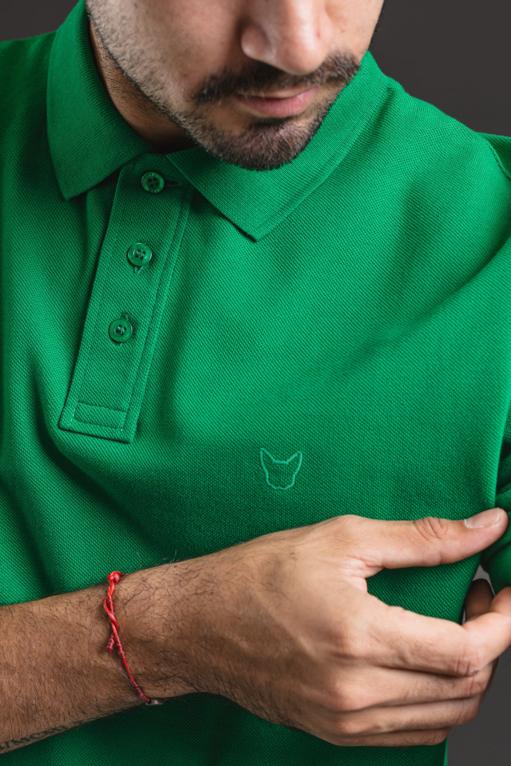 Polo OTTO Basic verde – detalle de botones y logo bordado