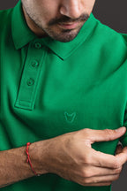 Polo OTTO Basic verde – detalle de botones y logo bordado