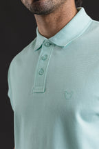 Polo OTTO New Basic verde agua – primer plano de cuello, botones y logo
