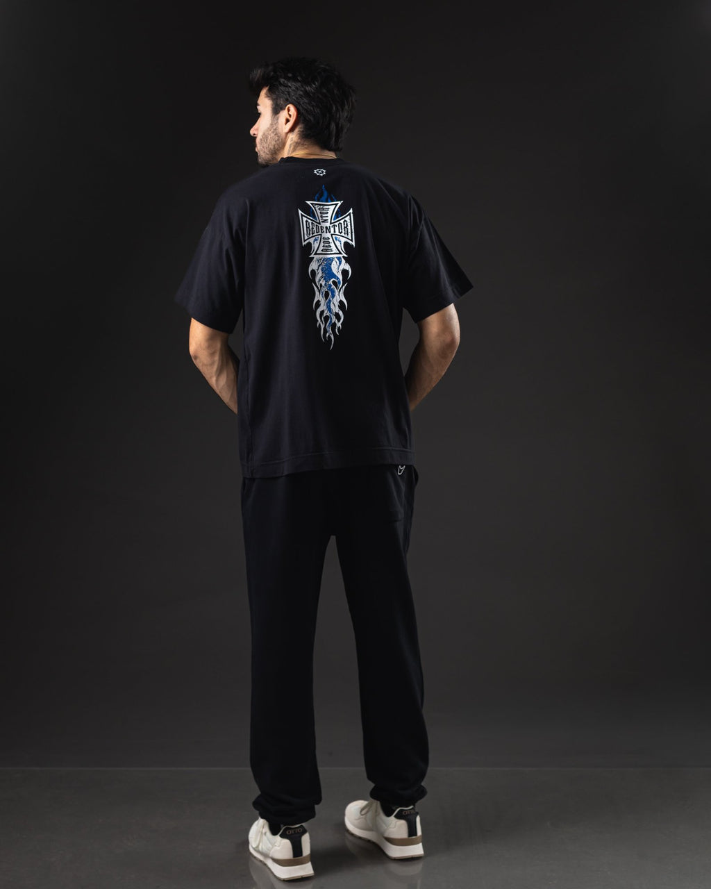 Look REDENTOR Sacred Fire de espalda con jogger negro
