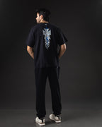 Look REDENTOR Sacred Fire de espalda con jogger negro