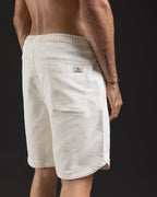 Short Engomado Confort Eco crema – espalda con bolsillo y etiqueta