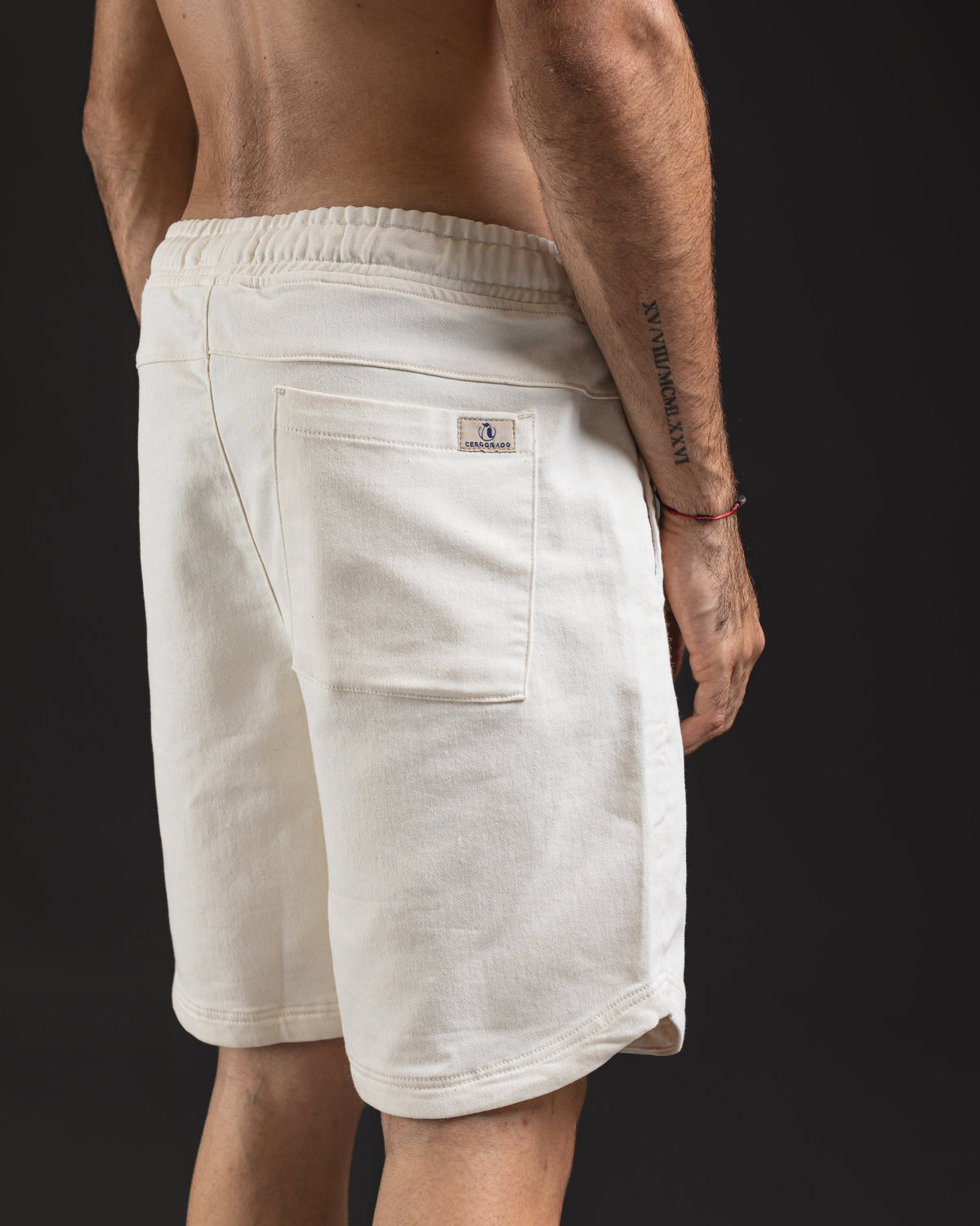 Short Engomado Confort Eco crema – espalda con bolsillo y etiqueta