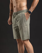 Short Cotton Elementary verde salvia – vista frontal en primer plano