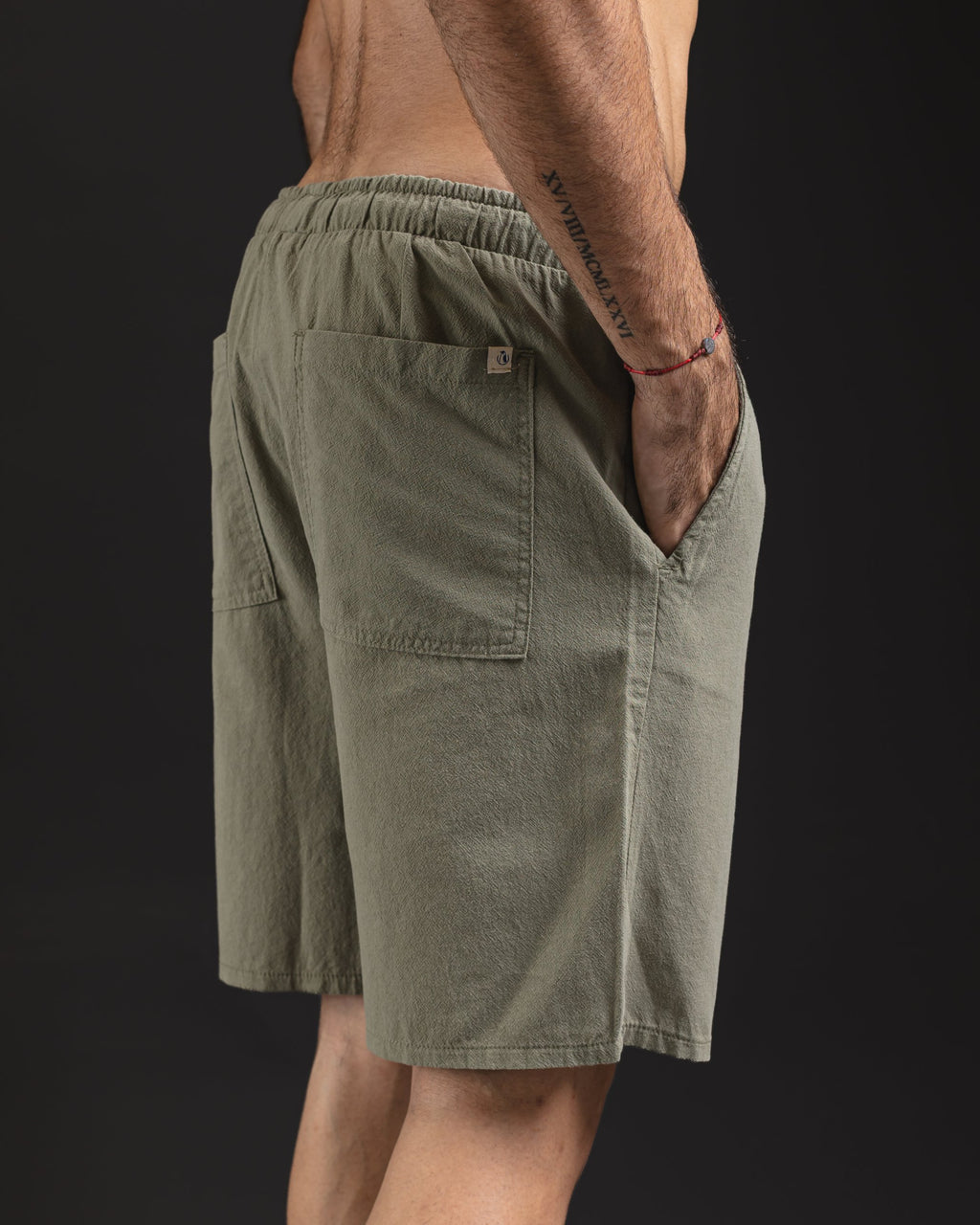 Short Cotton Elementary verde salvia – bolsillo trasero con etiqueta